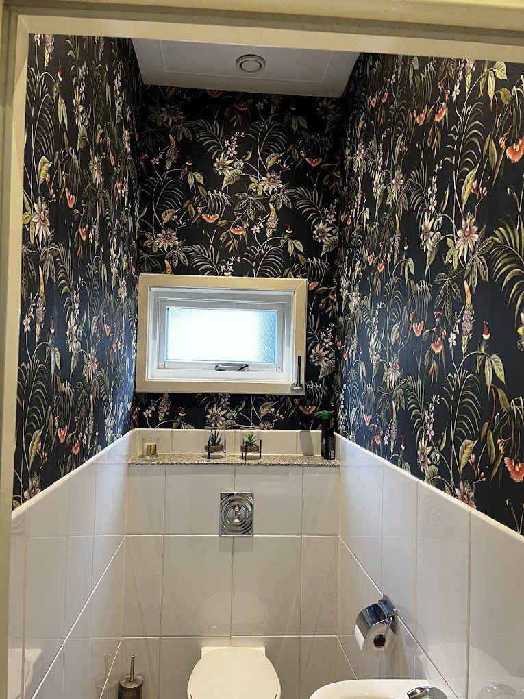 Oude wand met onregelmatige afwerking vóór het stucwerk