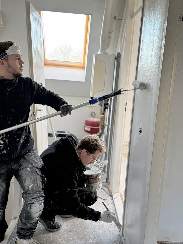 Twee schilders van Coat & Create aan het werk binnenshuis