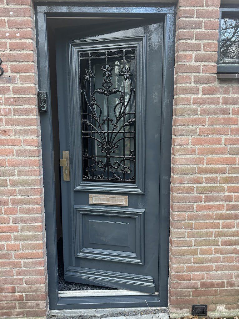 Voordeur in antracietgrijs met sierglas, strak geschilderd