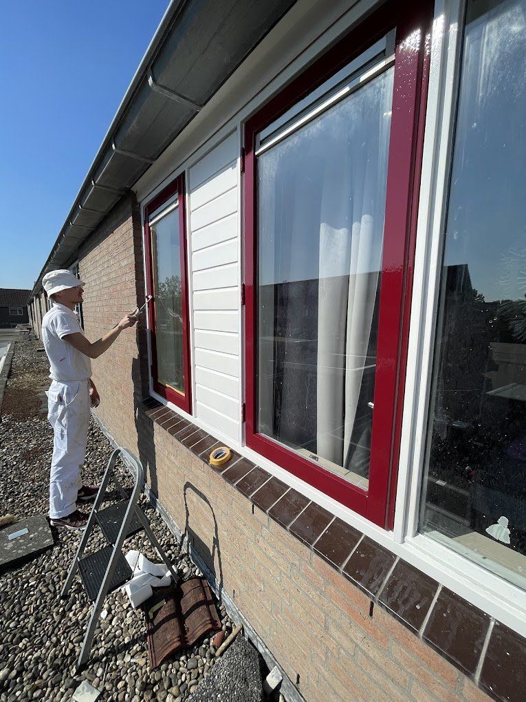 Kozijn tijdens voorbereiding — geschuurd en geplamuurd