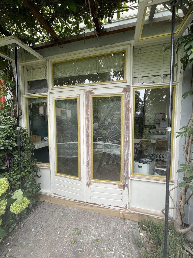 Houten tuindeuren met verweerde verflaag vóór het schilderwerk