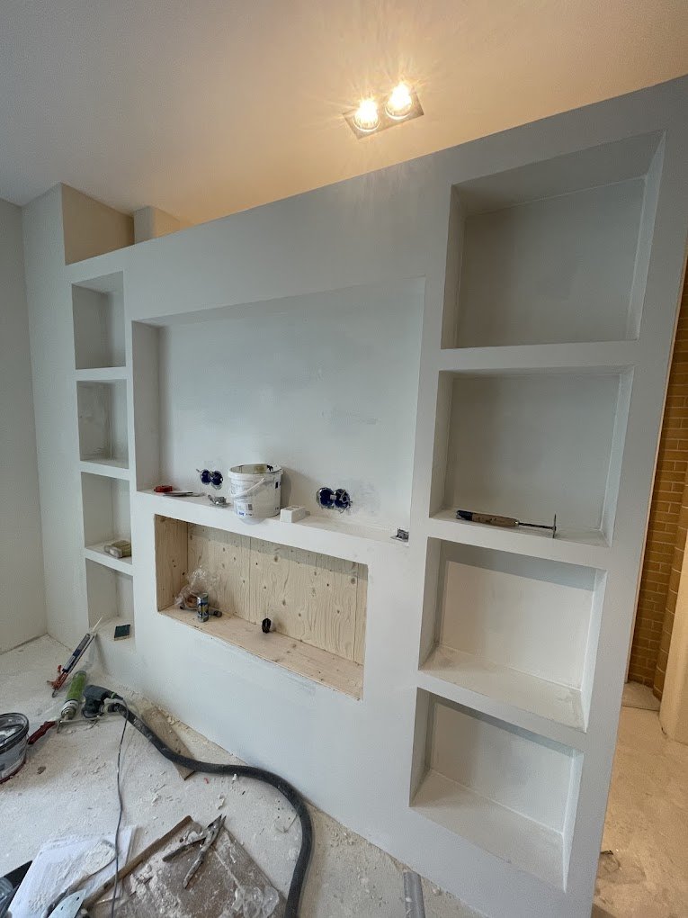 Op maat gebouwde en gestukte cinemawall met nissen